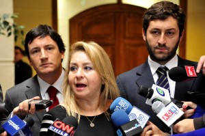 Marisol Turres exigió la salida del gobernador Pedro Bahamondez.