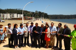 El Intendente Rodrigo Díaz, junto al seremi de Obras Públicas, René Carvajal; destacaron que estas obras que permiten mitigar el efecto de un eventual tsunami, agregan valor al lugar donde están emplazadas y fortalecen el turismo local.