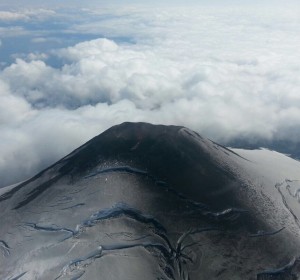 La institución confirmó su escenario previsto para el volcán Villarrica, en cuanto a una erupción estromboliana débil.